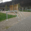 Fietsenrek Lure 27 Hier afgebeeld fietsenrek model Lure met 3 fietsplekken. Hier in de 90 graden stand gemonteerd.